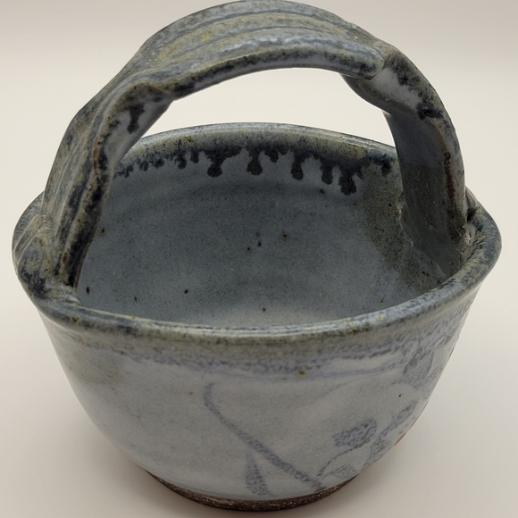 Art Pottery Basket. hand made with applied handle. Signed - Picture 3 of 7